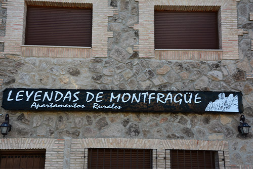 Leyendas de Montfragüe, cuatro apartamentos rurales, situados en el centro urbano de Torrejón el Rubio, en el Parque Nacional de Monfragüe.
